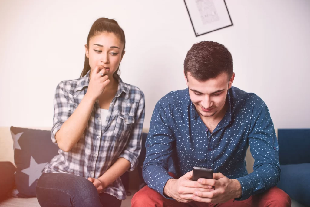 COMO SABER SI TU PAREJA ESPIA TU CELULAR 